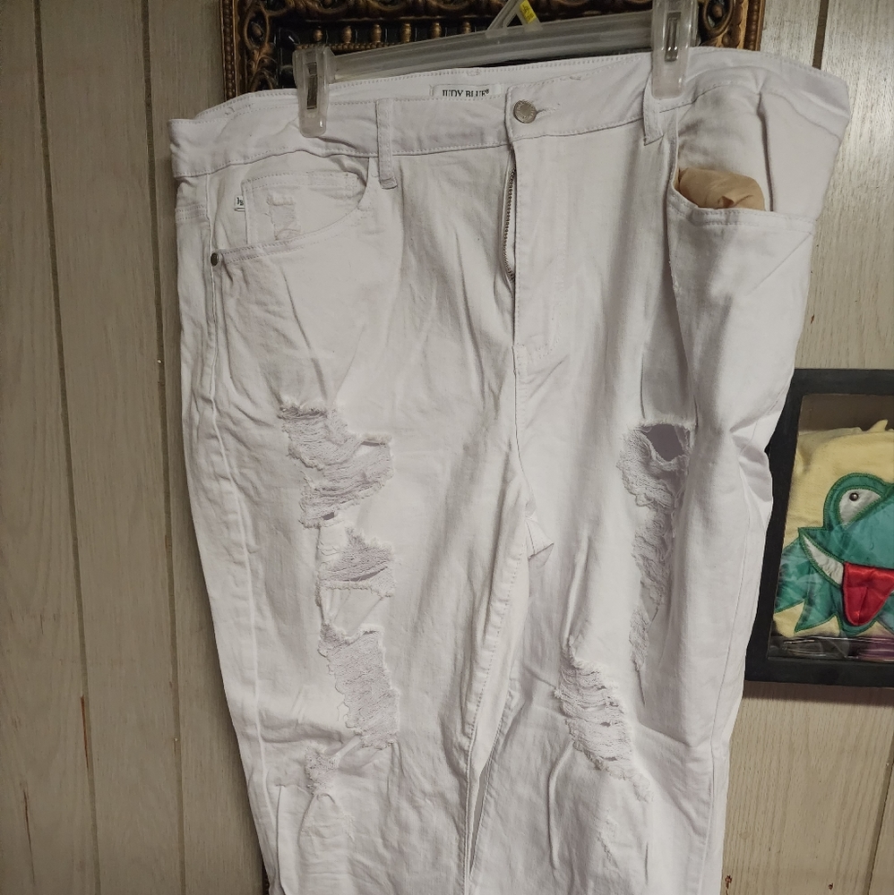 Judy Blue 22w White Distressed Boyfriend Jean
